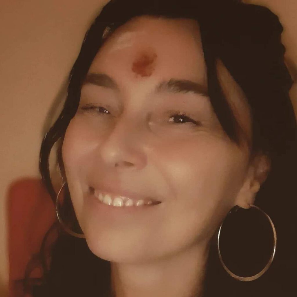 Pranavi strahlend lächelnd nach einem Mantra Ritual